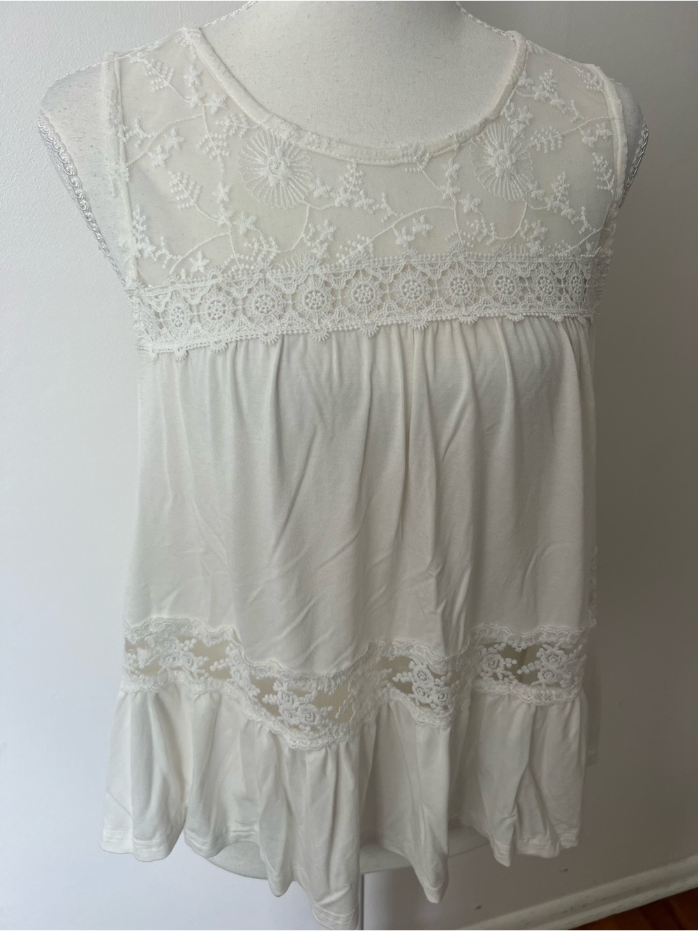 POL white boho feminine Lace Yoke Sleeveless Blouse, women’s size Large